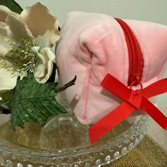 Charming Pink Pamper Yourself Bundle: Pink Powder Pouch-Glamnetics-Heart Socks - Picture 3 of 15
